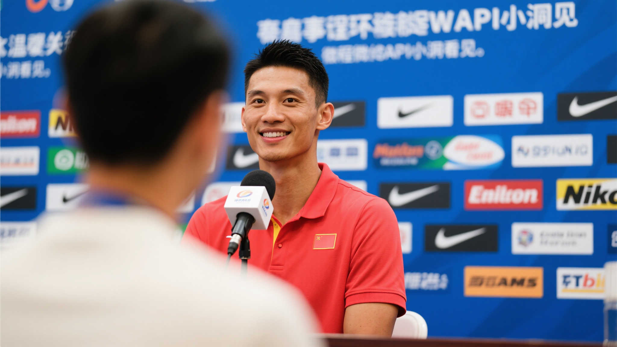 感人一幕!哈滕采访现场,孩子怀中安然入睡 感人一幕!哈滕采访现场,孩子怀中安然入睡